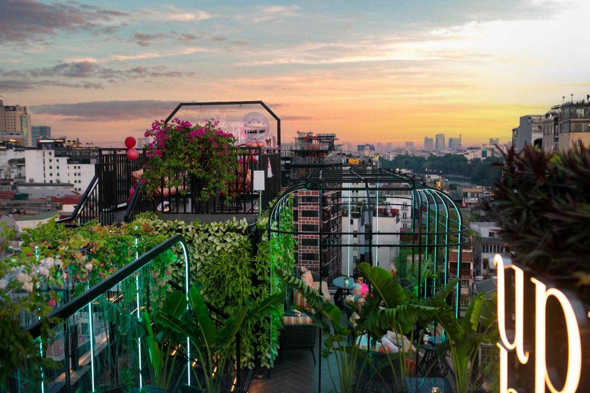 May De Ville Crown Hotel Hanói Exterior foto Rooftop garden in Mexico City