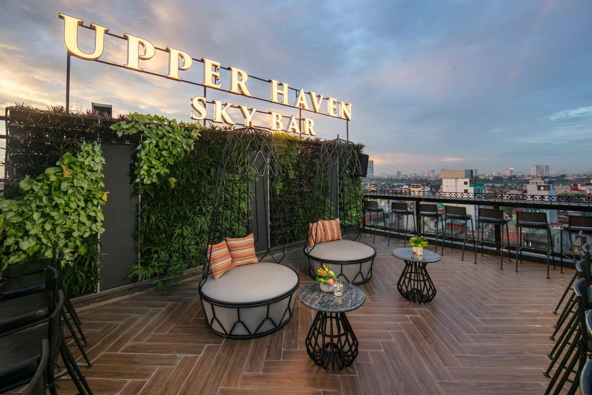 May De Ville Crown Hotel Hanói Exterior foto Upper Haven Sky Bar