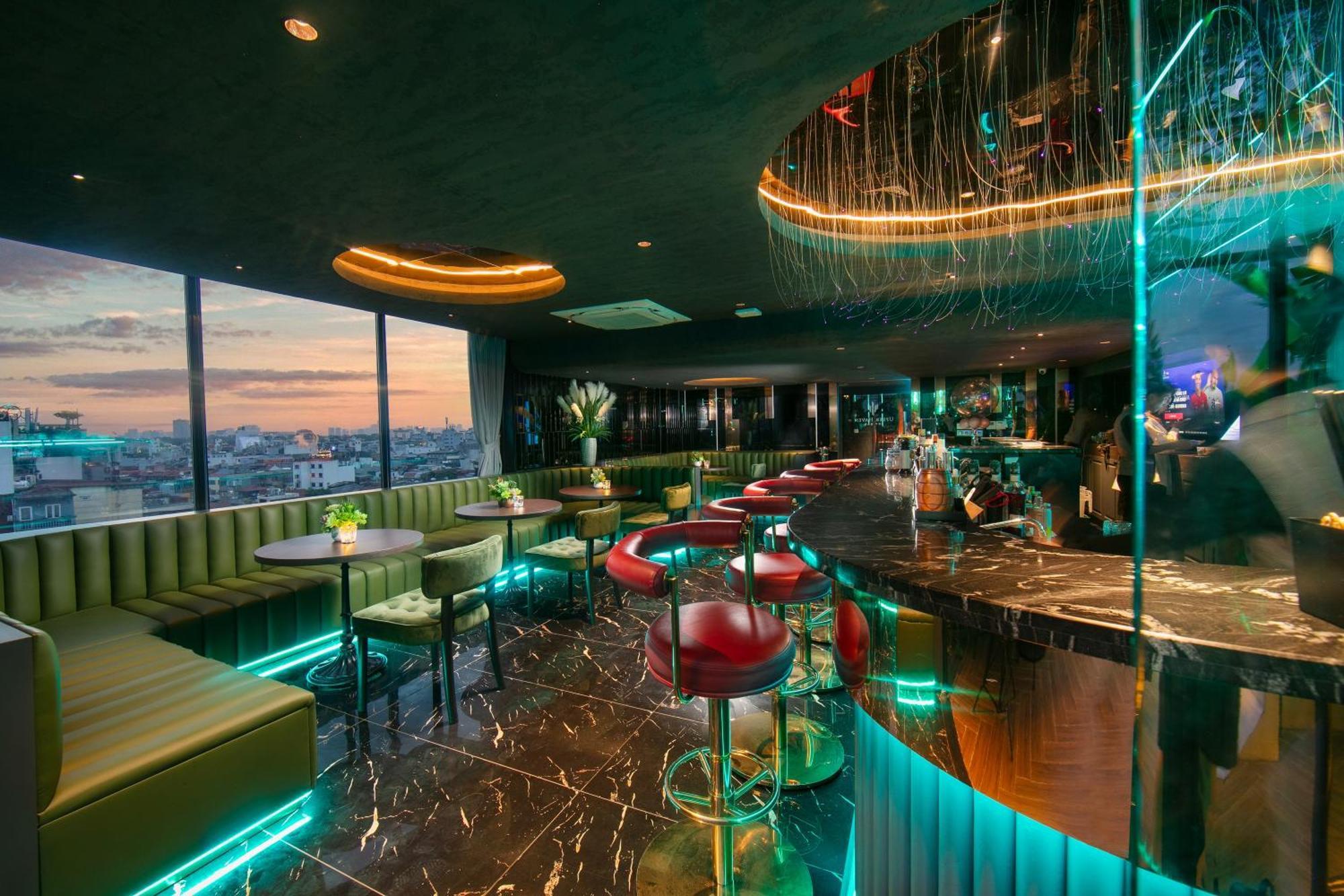 May De Ville Crown Hotel Hanói Exterior foto The 360° Sky Bar