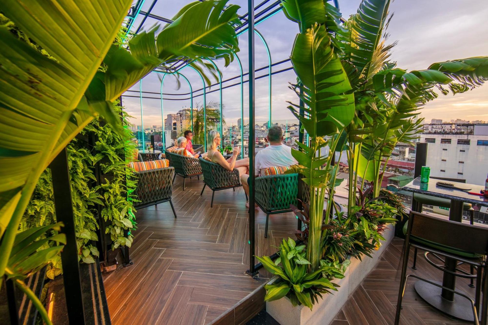May De Ville Crown Hotel Hanói Exterior foto The rooftop bar at the hotel