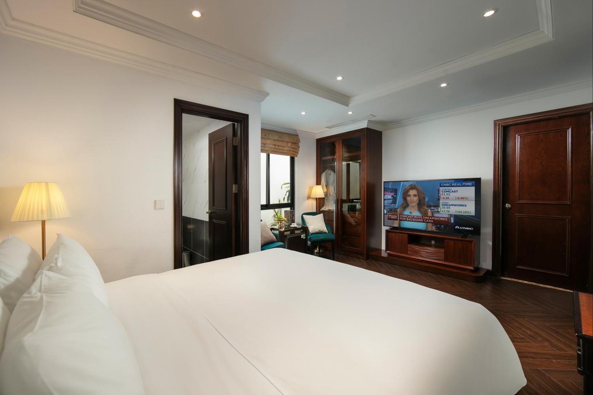 May De Ville Crown Hotel Hanói Exterior foto A bedroom at the hotel