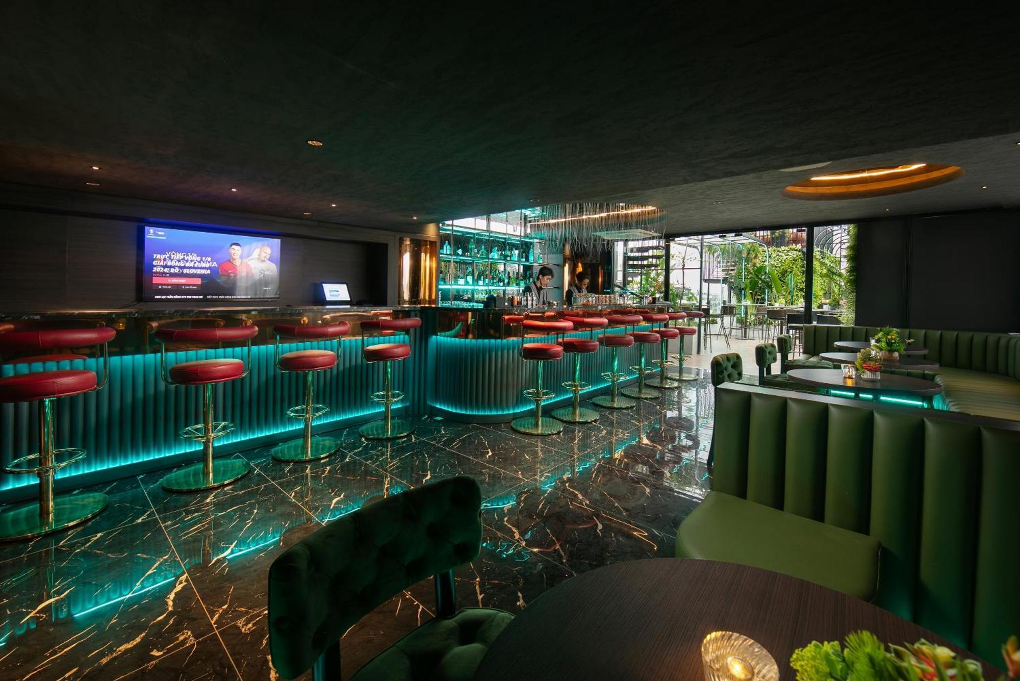 May De Ville Crown Hotel Hanói Exterior foto The bar at the 101 bar