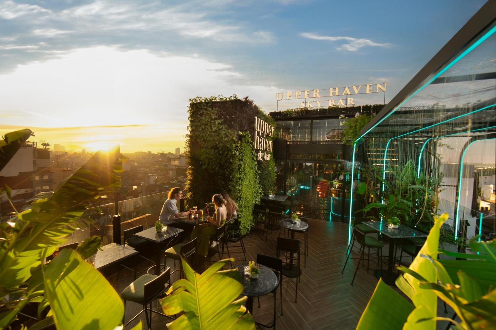 May De Ville Crown Hotel Hanói Exterior foto The rooftop bar at the hotel