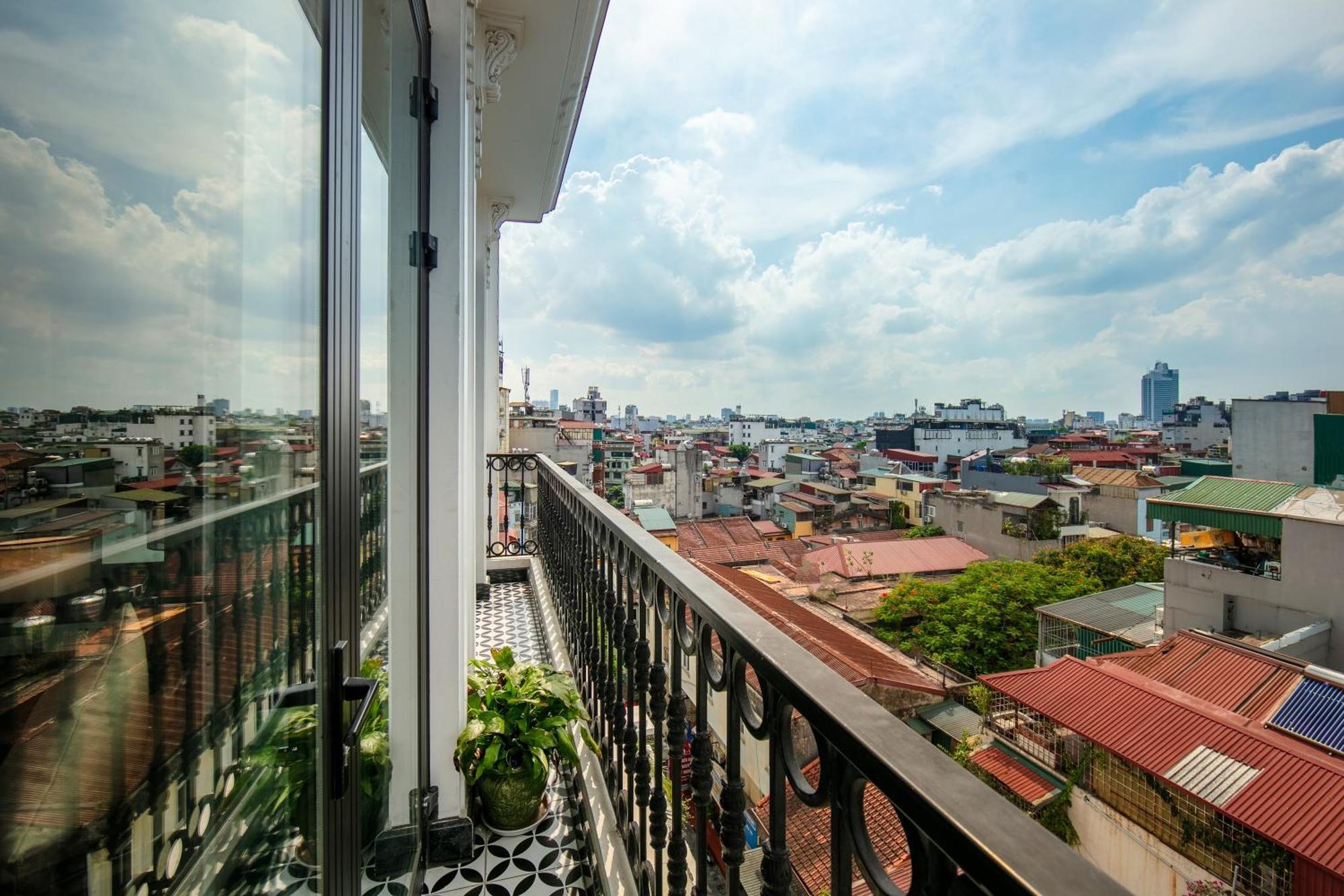 May De Ville Crown Hotel Hanói Exterior foto A balcony in Ho Chi Minh City, Vietnam