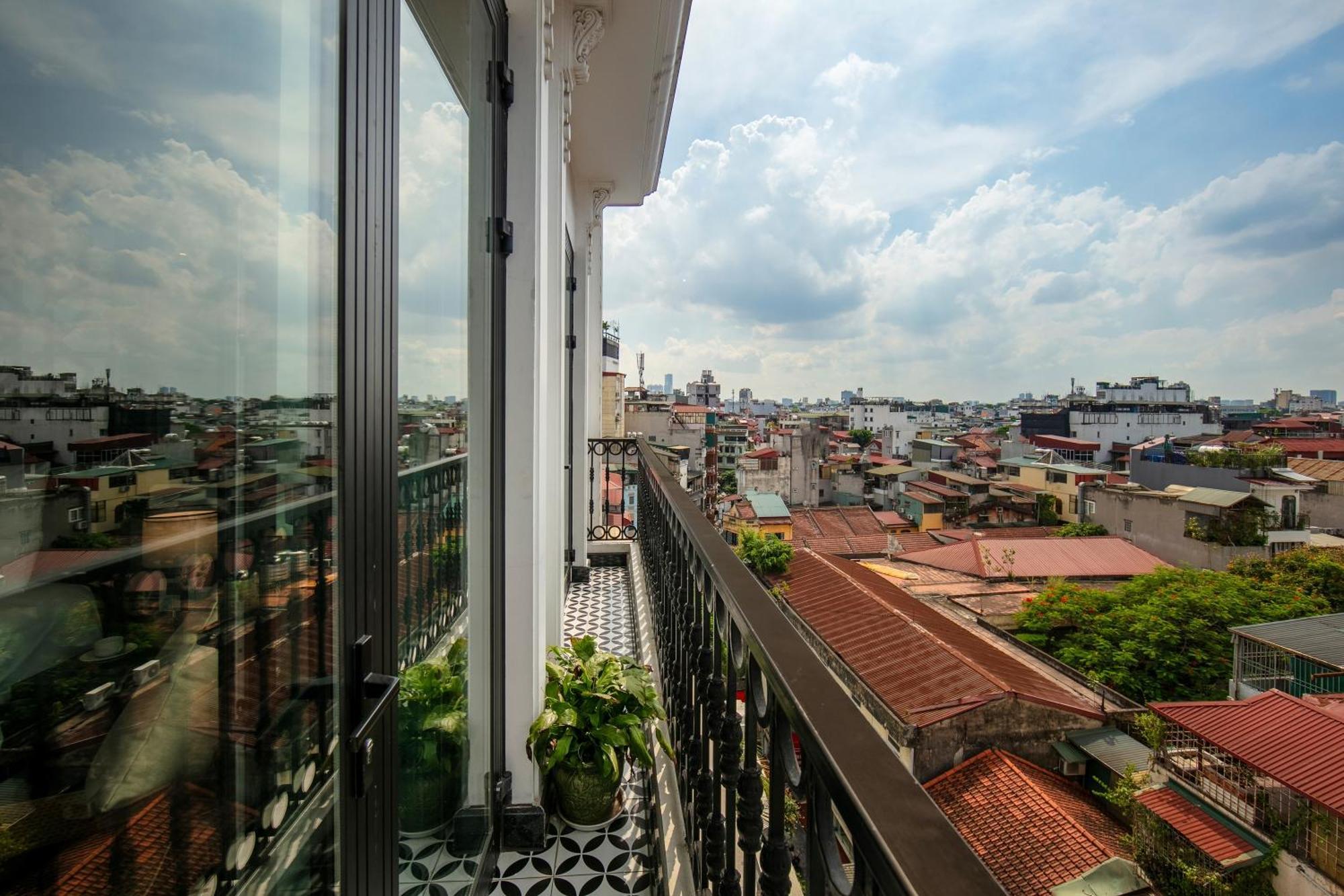 May De Ville Crown Hotel Hanói Exterior foto A view of the city from the balcony of a house in the district