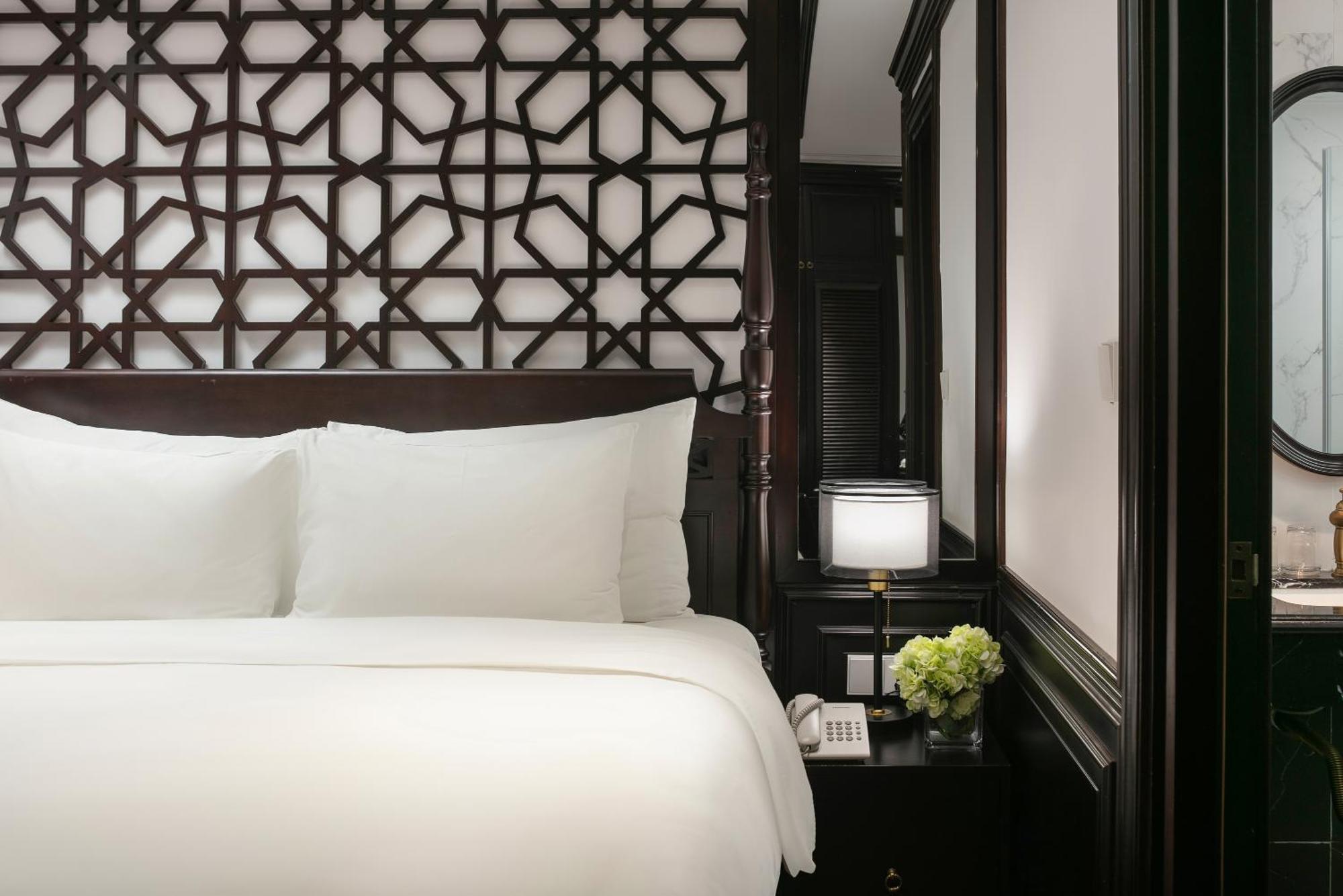 May De Ville Crown Hotel Hanói Exterior foto A bedroom at the Mandarin Oriental, Hanoi