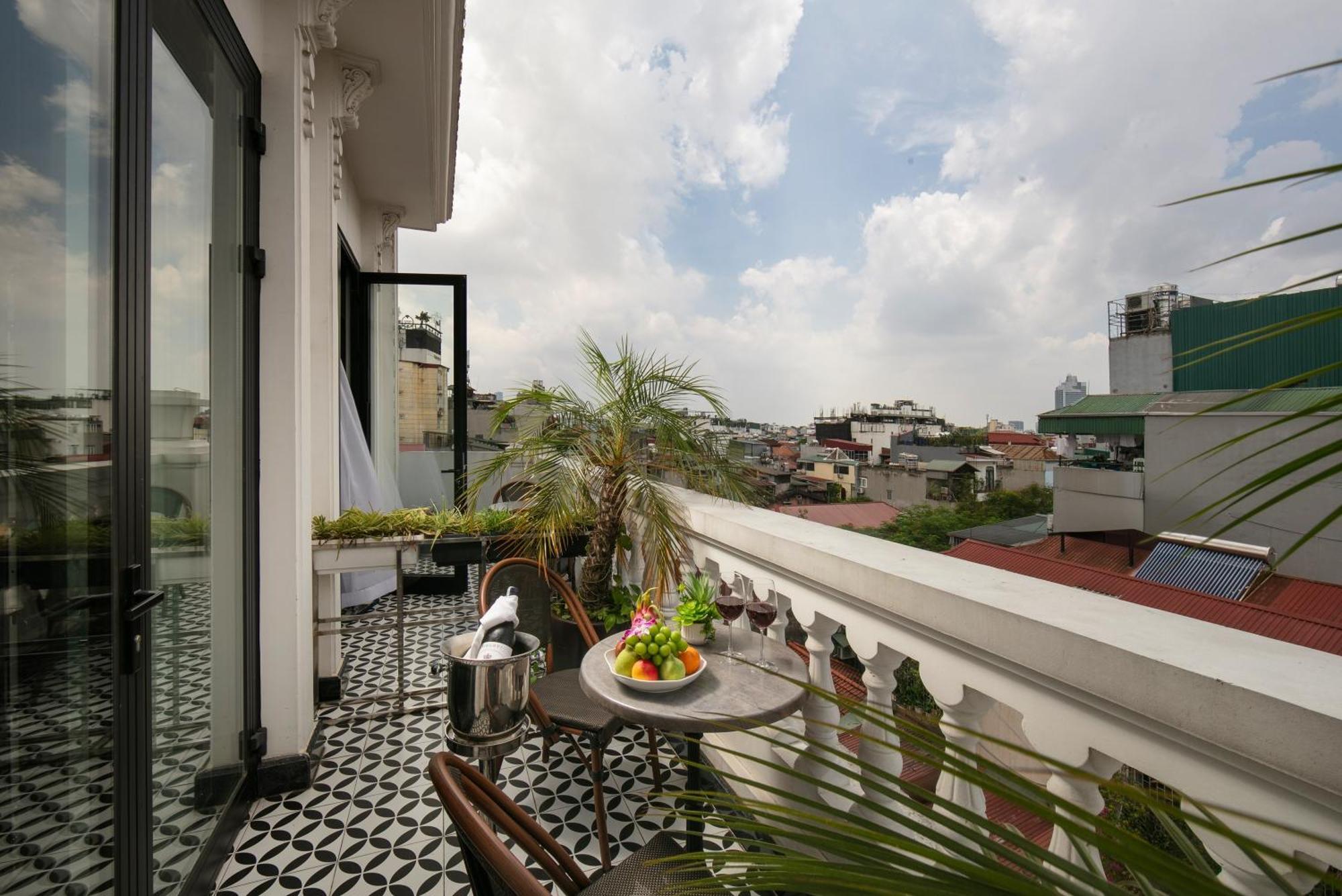 May De Ville Crown Hotel Hanói Exterior foto A balcony in Mexico City