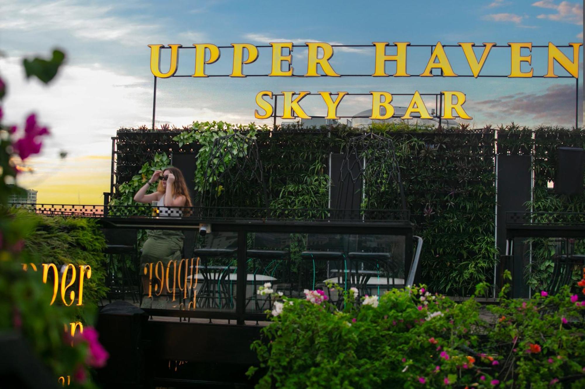May De Ville Crown Hotel Hanói Exterior foto Upper Haven Sky Bar