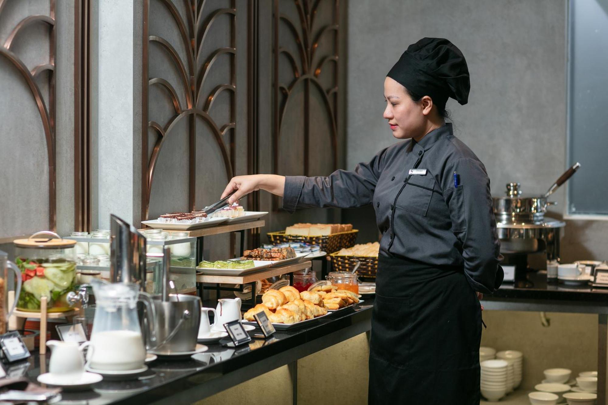 May De Ville Crown Hotel Hanói Exterior foto A cook at work