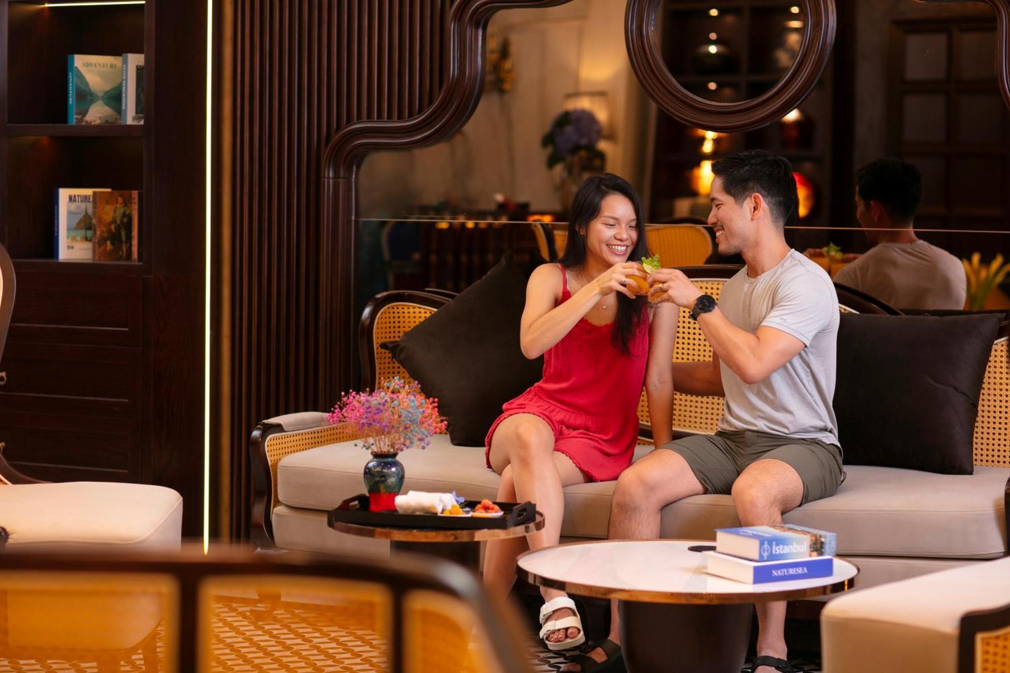 May De Ville Crown Hotel Hanói Exterior foto The Lounge at Tan Son Nhat International Airport