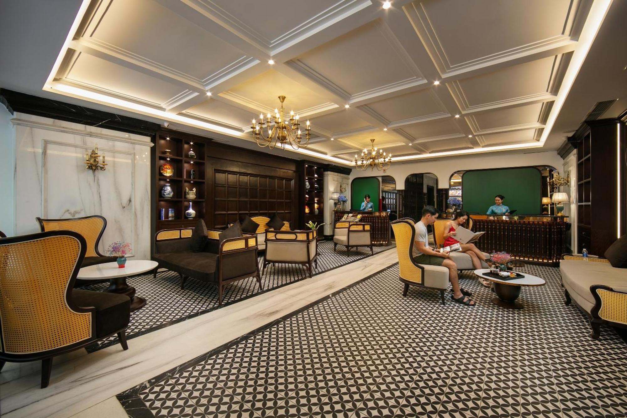 May De Ville Crown Hotel Hanói Exterior foto The lobby of the hotel