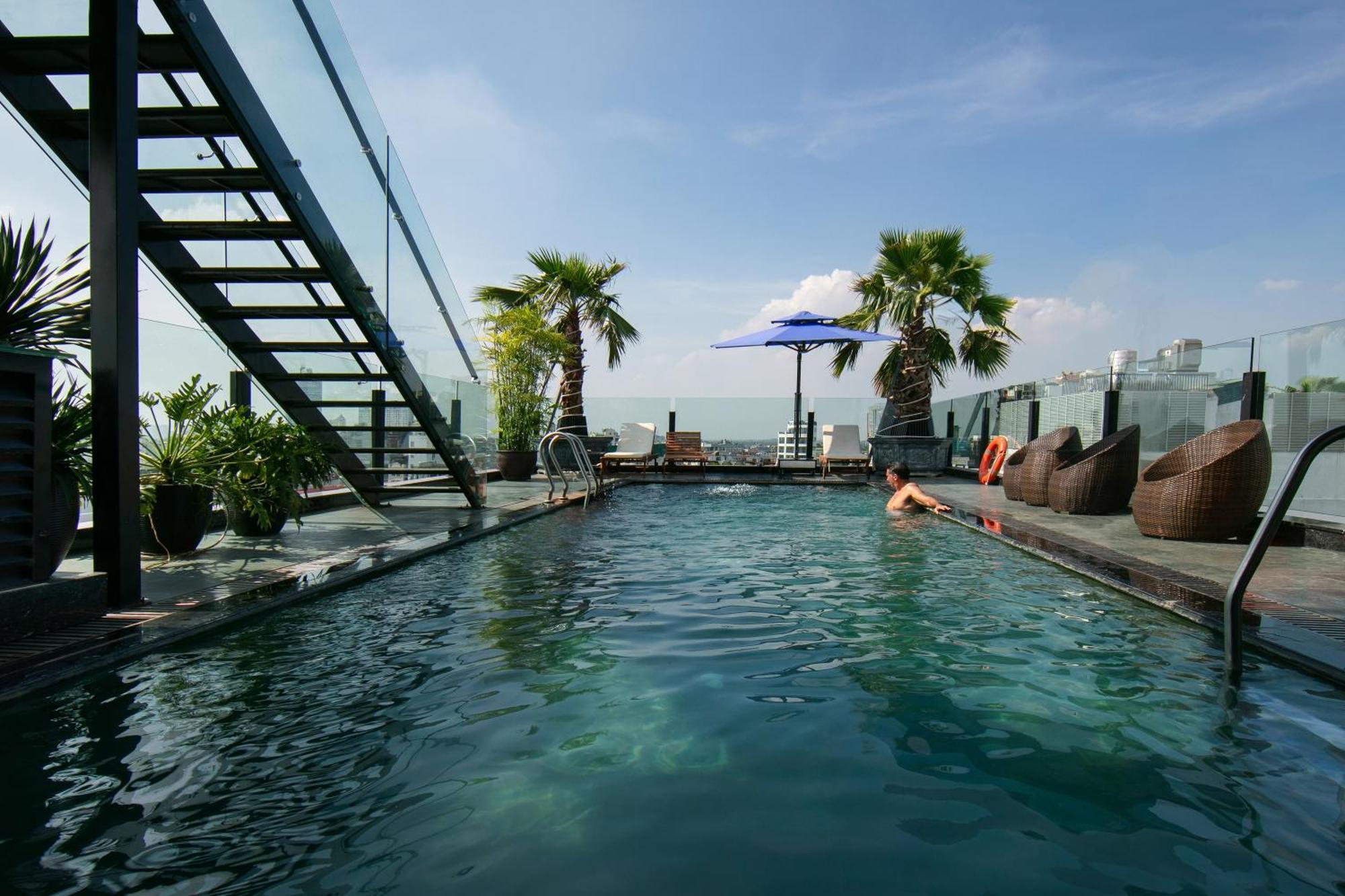 May De Ville Crown Hotel Hanói Exterior foto Rooftop pool at the hotel