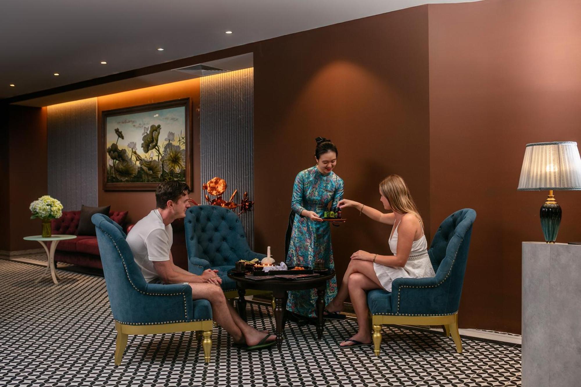 May De Ville Crown Hotel Hanói Exterior foto The Club at Hong Kong International Airport