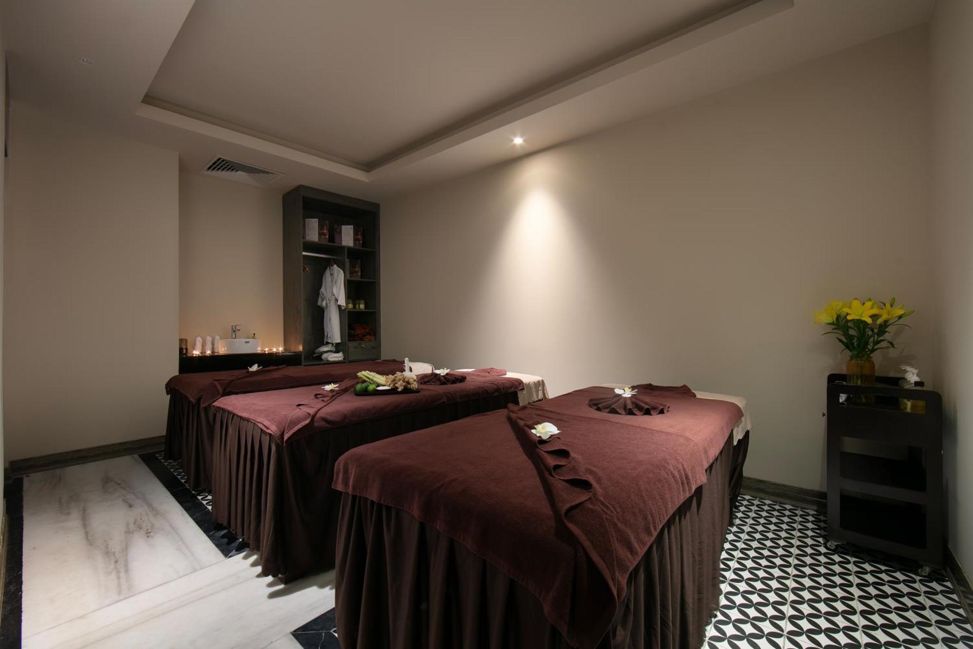 May De Ville Crown Hotel Hanói Exterior foto A massage room at a spa in Ho Chi Minh City, Vietnam