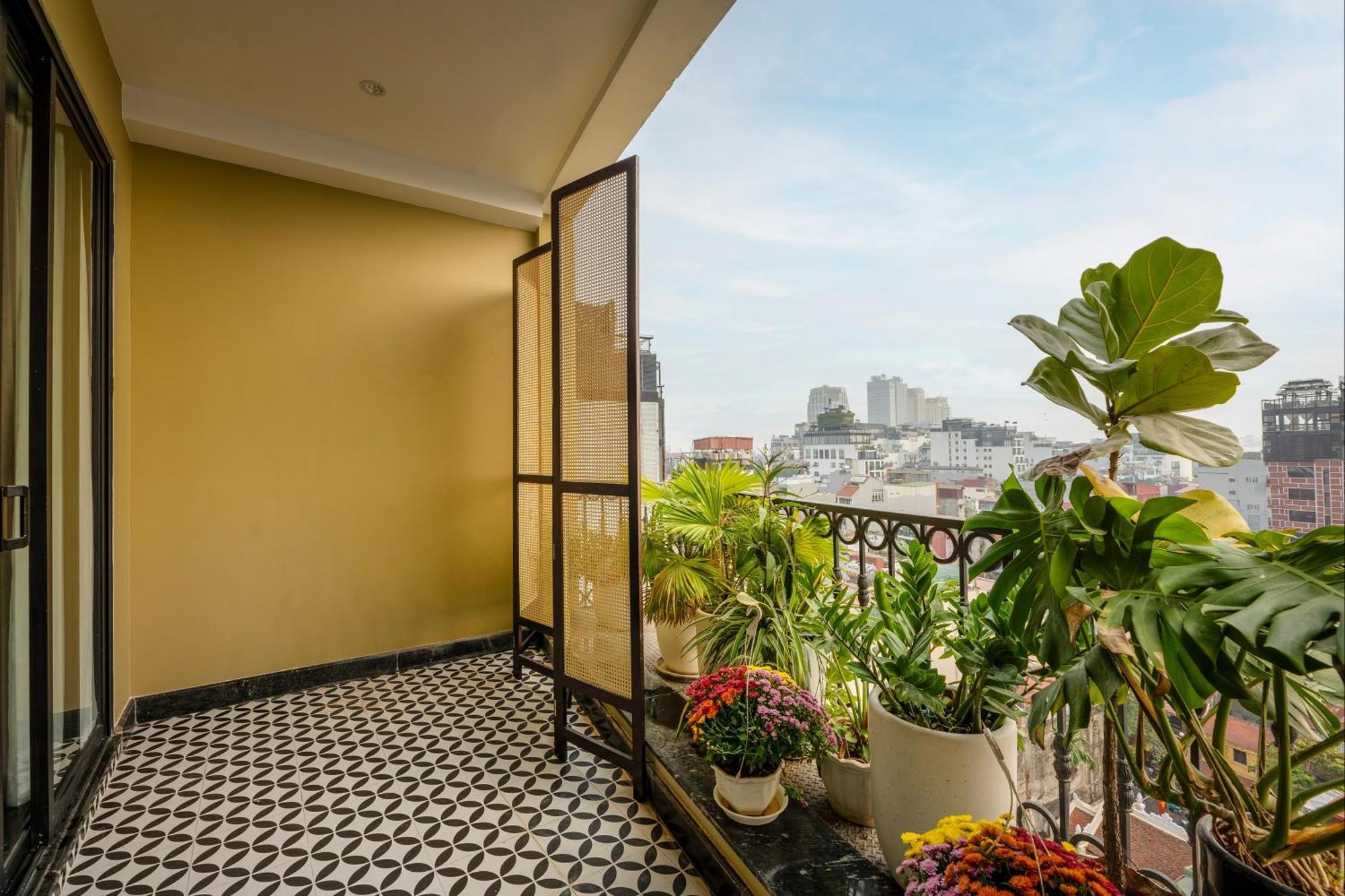 May De Ville Crown Hotel Hanói Exterior foto A balcony in Hanoi, Vietnam